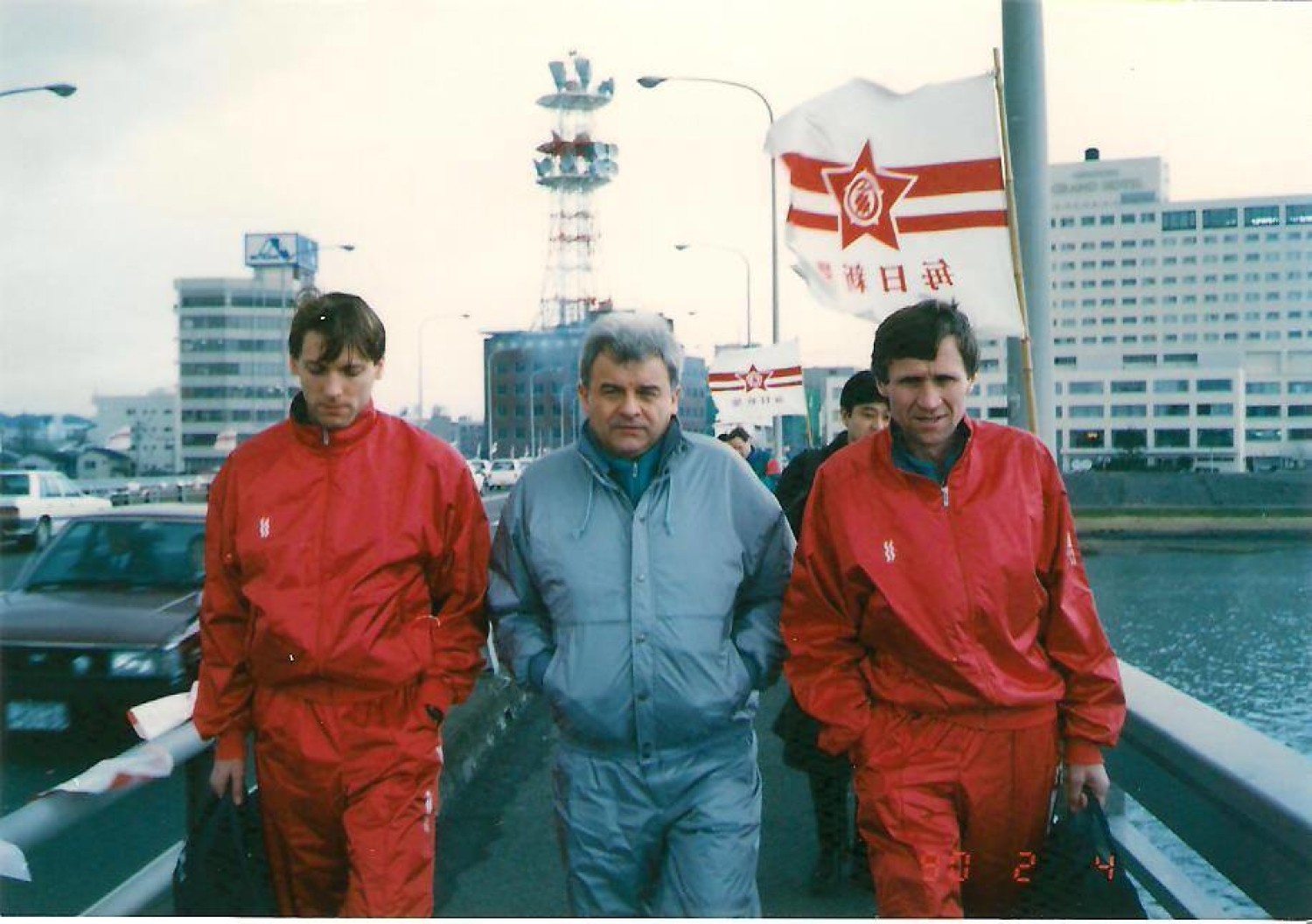 Wiesław Kiryk z Karolem Dołęgą (z lewej) oraz Bogusławem Psujkiem (z prawej) w japońskim Beppu w 1990 r. (źródło: WKS OLEŚNICZANKA)