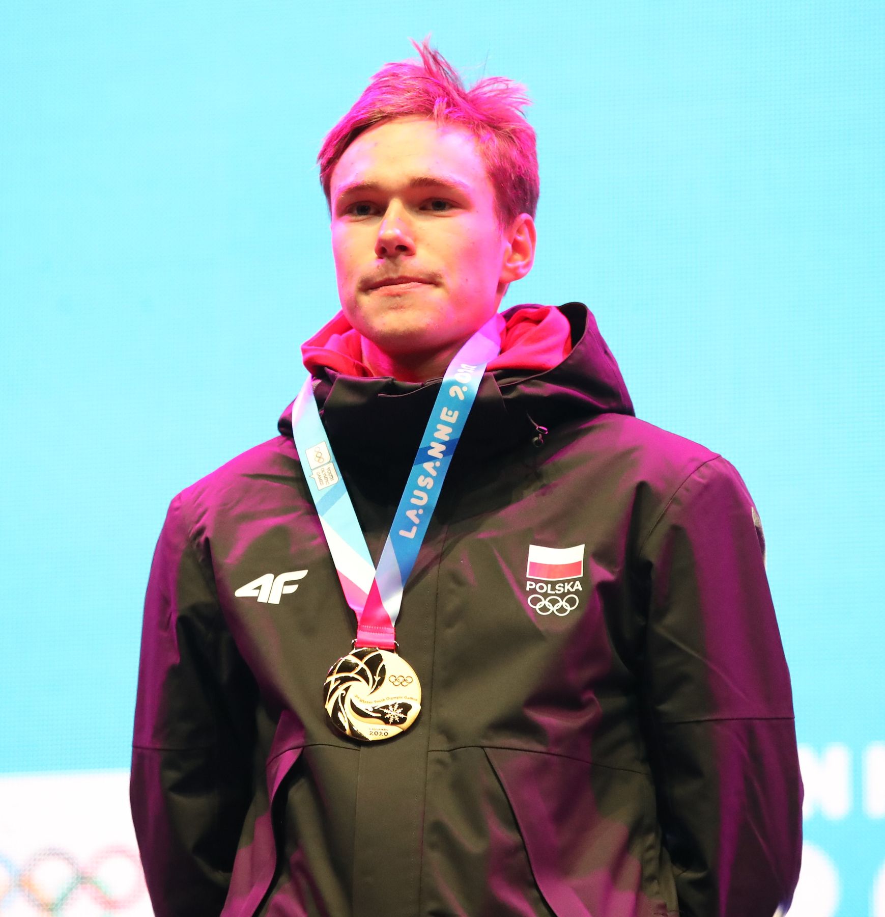 Marcin Zawół ze złotem na ceremonii medalowej w Lozannie podczas Młodzieżowych Igrzysk Olimijskich 2020 (fot. Sandro Halank)