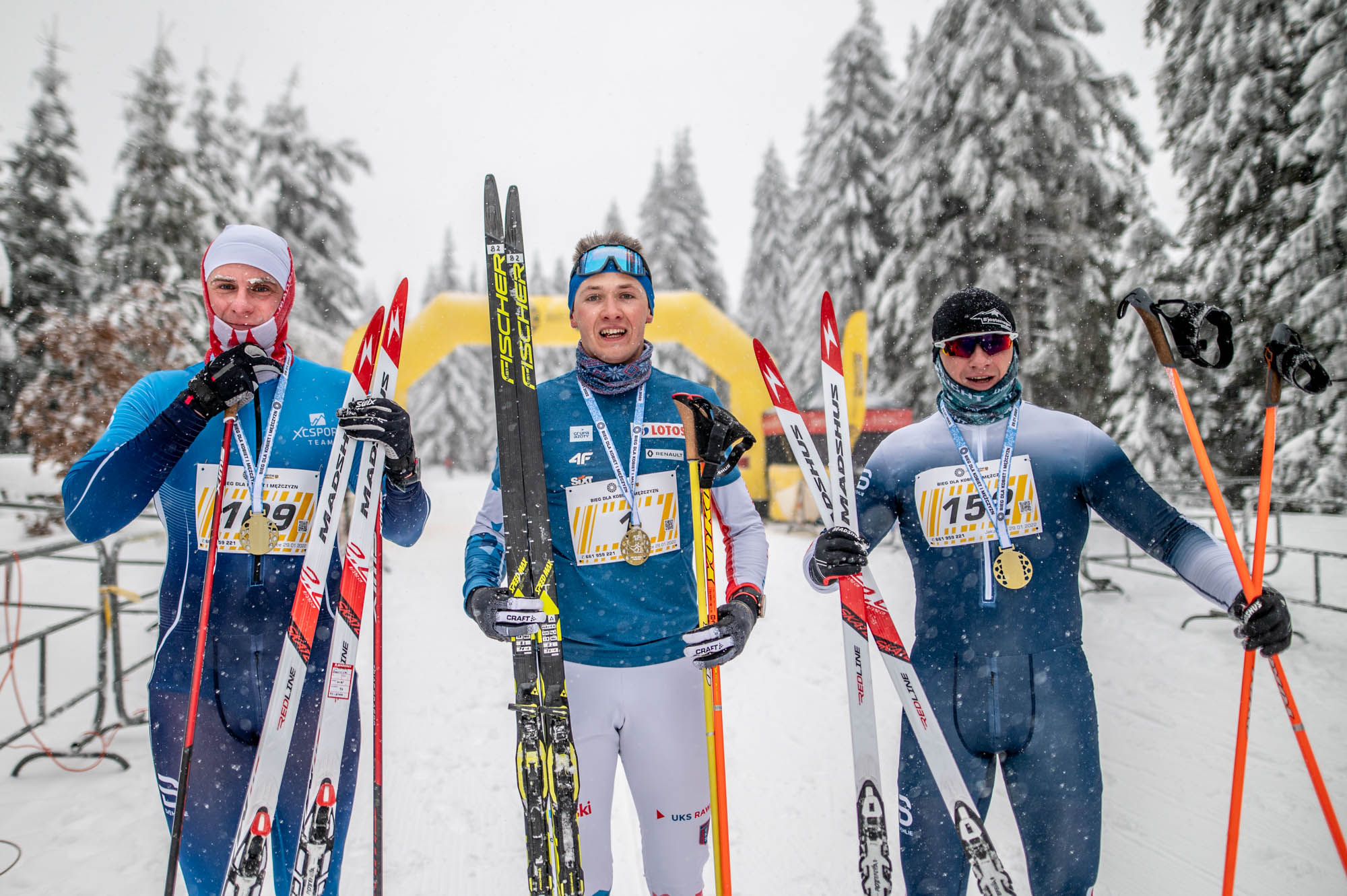 Mimo nieprzyjaznej pogody narciarze cieszyli się z możliwości współzawodniczenia wg zwykłych reguł (fot. Krzysztof Gulbinowicz)