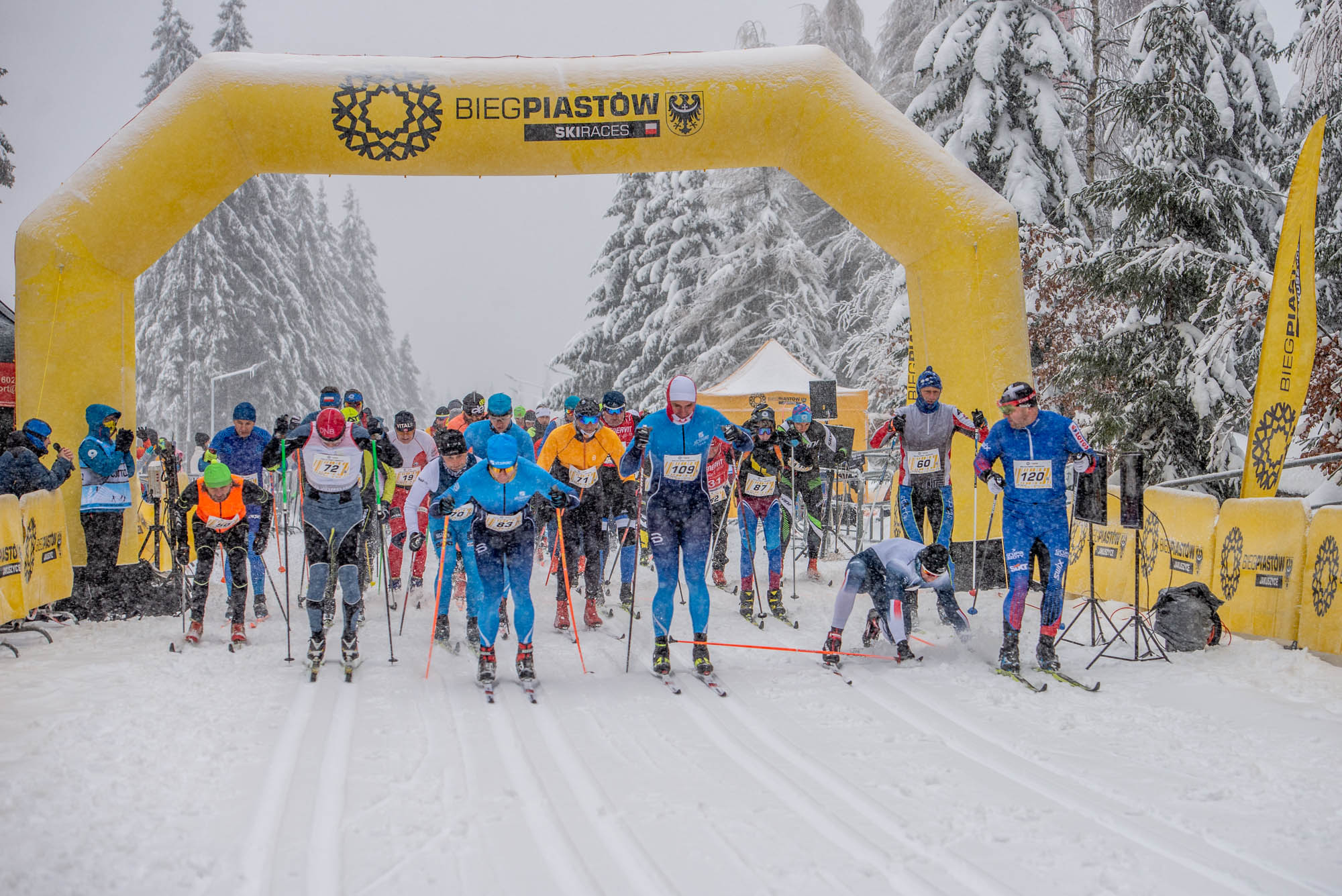 Nieco ponad 1,5 setki biegaczy przez 12 kilometrów cieszyło się śniegiem (fot. Krzysztof Gulbinowicz)