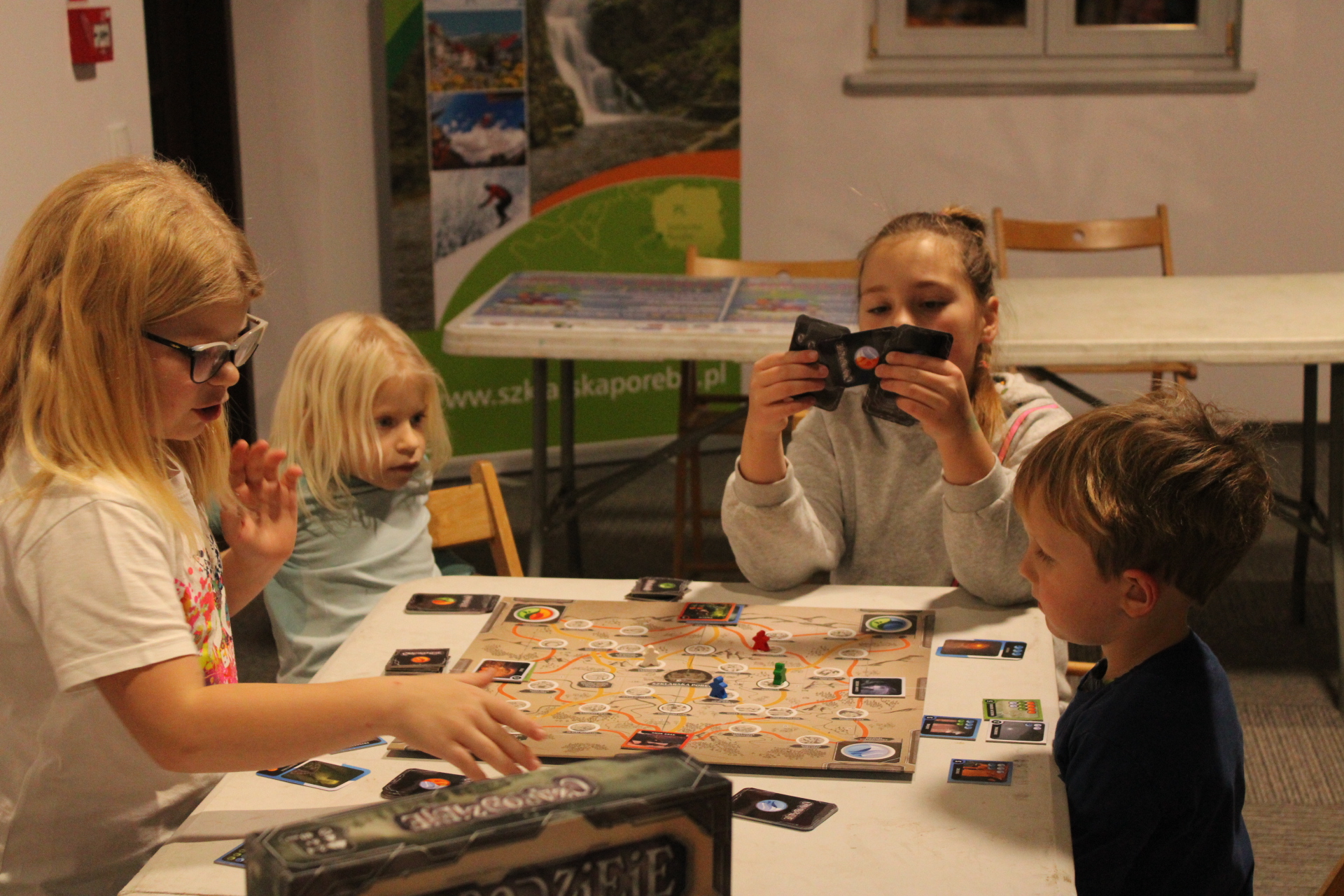 Dzieci grają w grę CzaroDzieje, której akcja rogrywa się w Szklarskiej Porębie, a gracze wcielają się w postacie z miejscowych legend