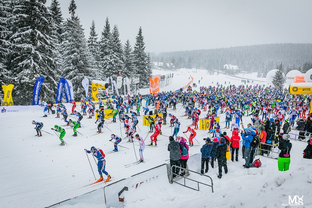 Setki biegaczy narciarskich na starcie Biegu Piastów w Jakuszycach