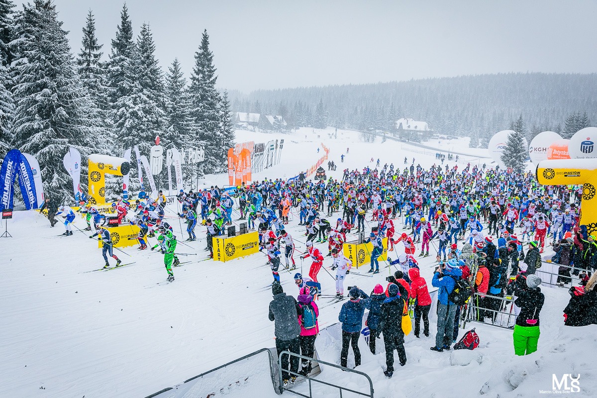 Setki narciarzy biegowych na starcie Biegu Piastów w Jakuszycach