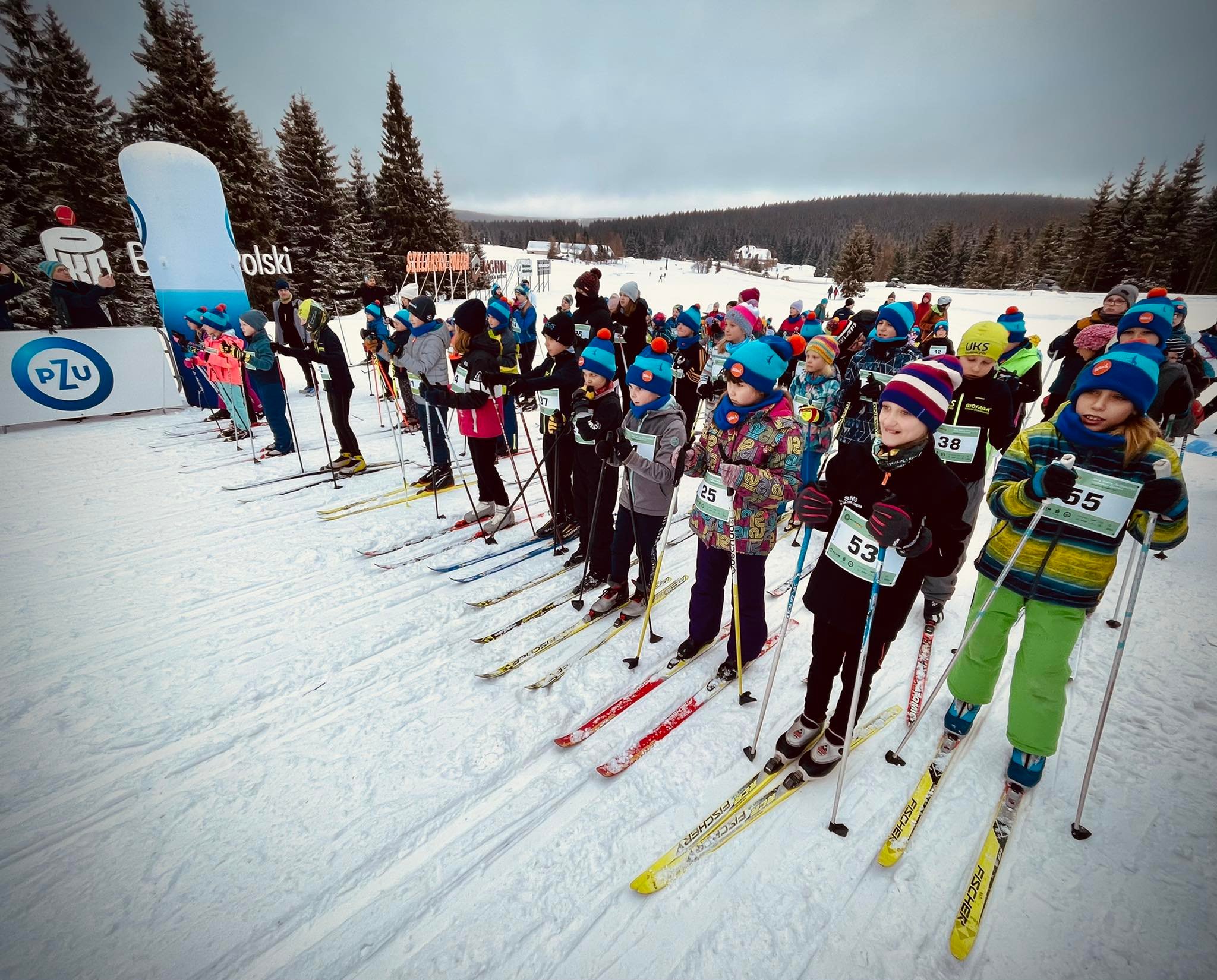 Dzieci na starcie biegu narciarskiego na dystansie 1 kilometra podczas Biegu Piastów 2022