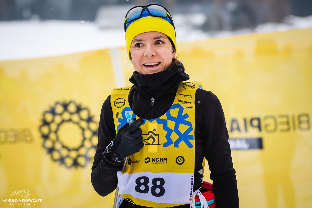 Maja Włoszczowska z medalem Biegu Piastów na 30 kilometrów biegu narciarskiego dowolną techniką