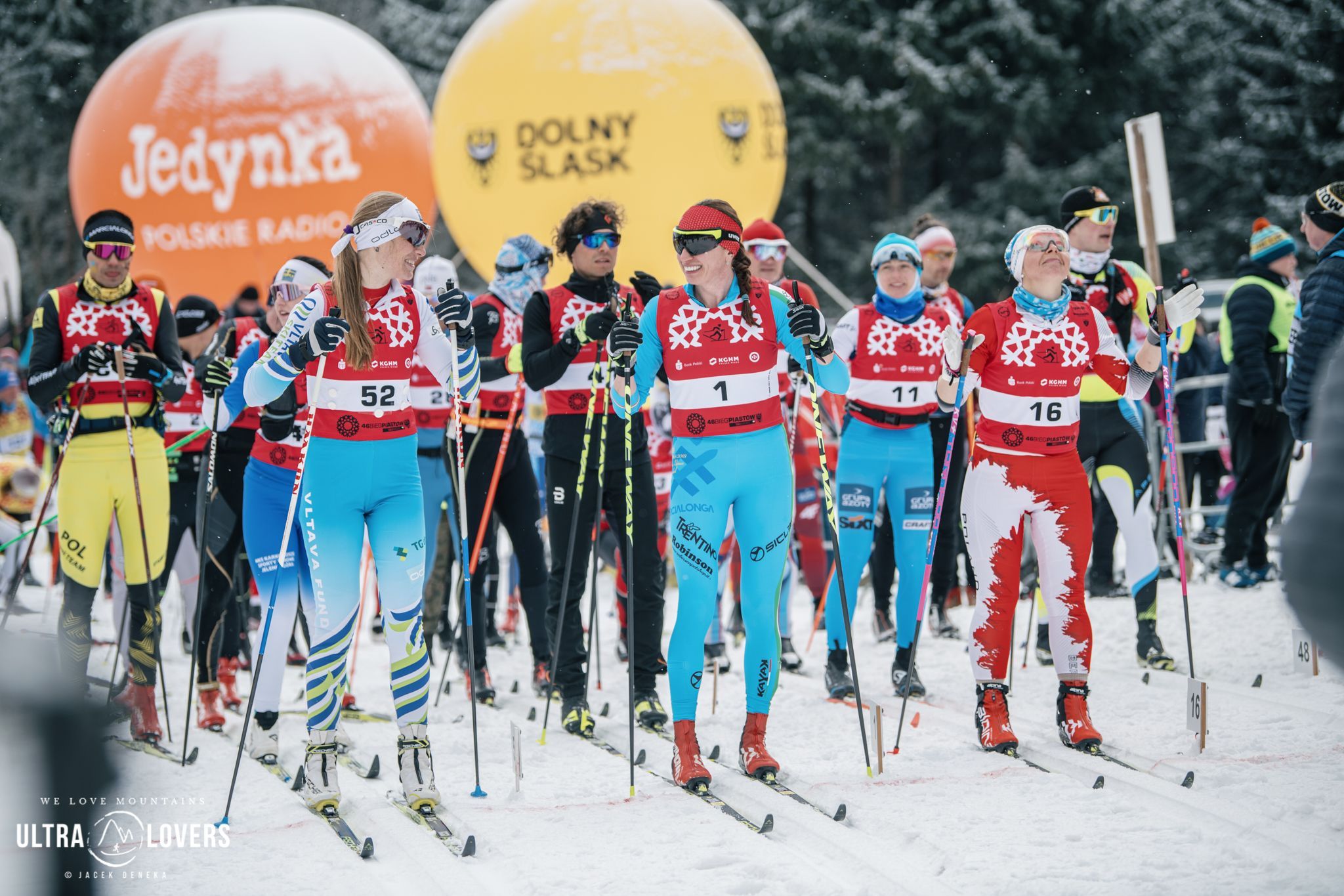 Biegaczka narciarska Justyna Kowalczyk pośród innych zawodniczek na starcie Biegu Piastów w 22 roku