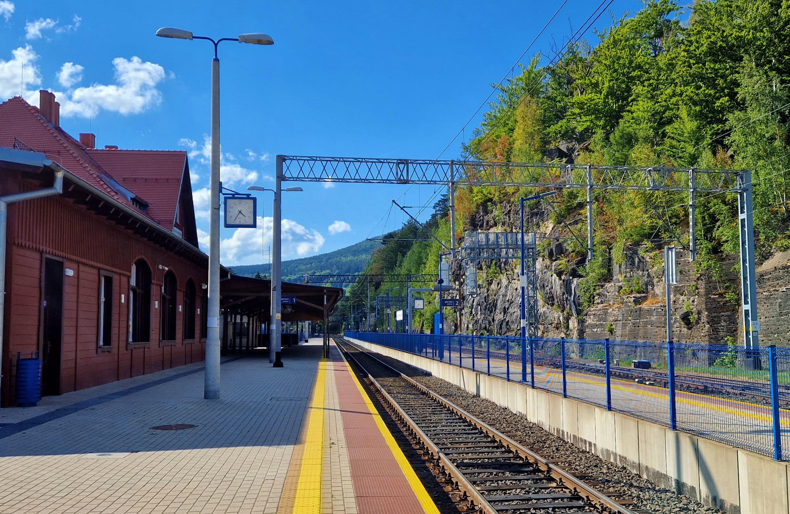 Puste torowisko na stacji kolejowej Szklarska Poręba-Górna