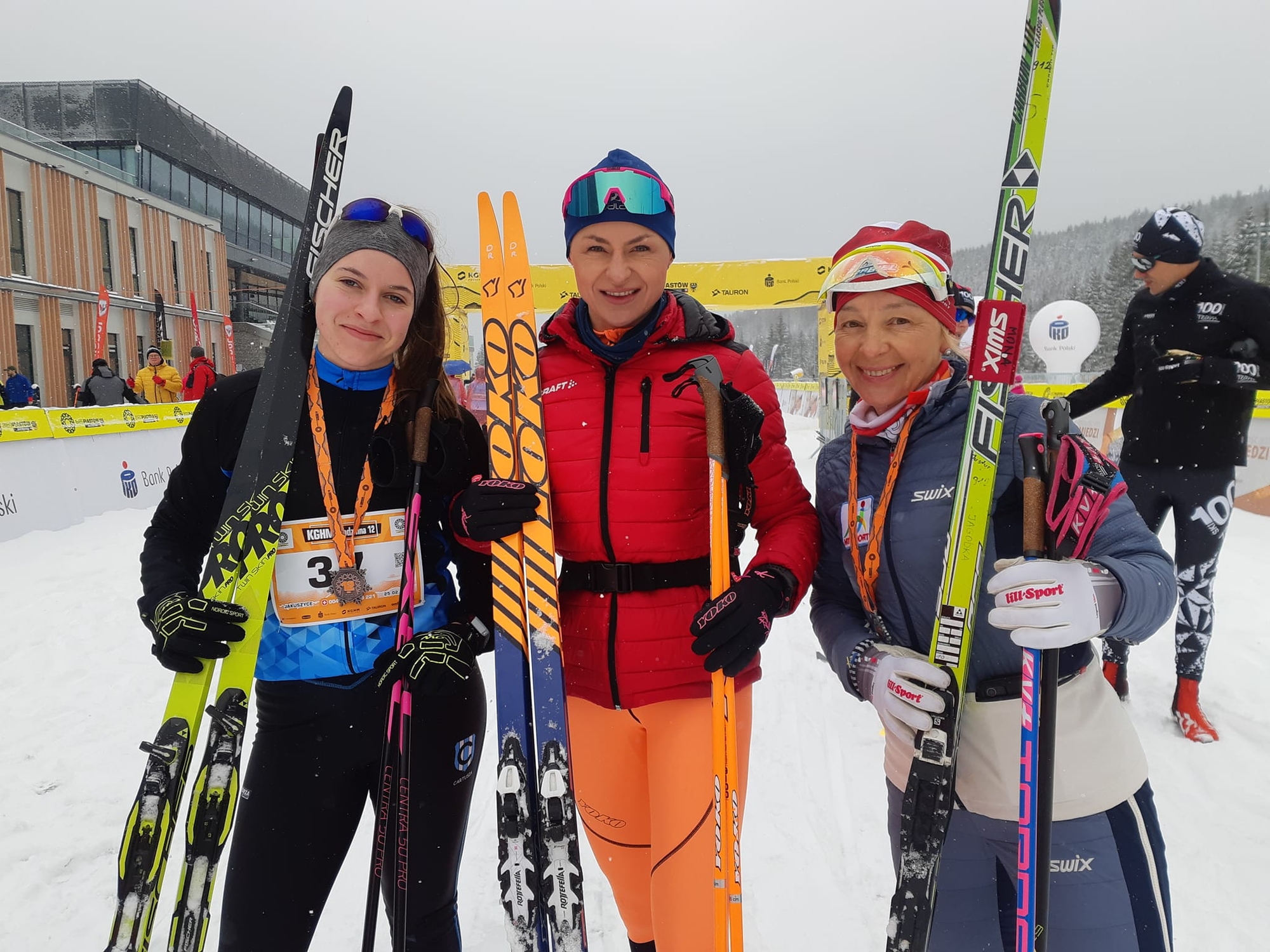 Zwycięskie kobiety w drugim biegu Festiwalu Narciarstwa Biegowego (od lewej): 3. Paulina Myszk (37) z czasem 68'46", 1. Dorota Kuźma (474) z czasem 54'38", 2. Jadwiga Grynkiewicz (424) 58'25"