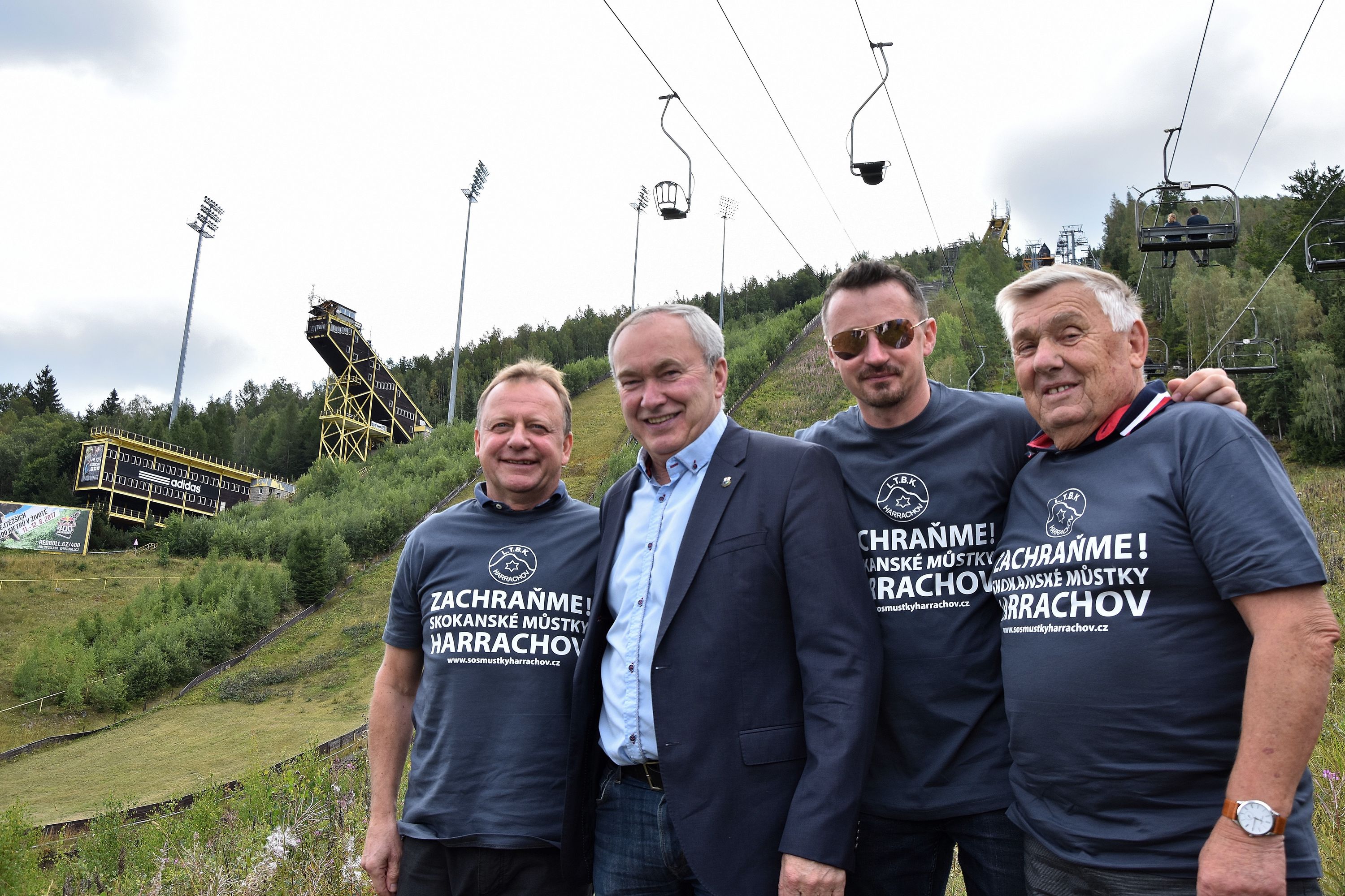 Pavel Ploc, Mirosław Graf, Adam Małysz i Dalibor Motejlik (Jakub Janda udzielał wywiadu) wspierają inicjatywę przywrócenia skakania na nartach w Harrachovie