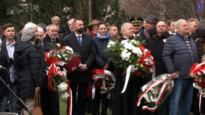 Kwietna góra ułożona przez mieszkańców pod obeliskiem to dowód nie tylko szacunku dla bohaterów, ale i miłości do Ojczyzny (fot. TV DAMI)