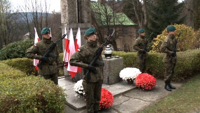 Wartę Honorową wystawili kadeci z Akademii Wojsk Lądowych we Wrocławiu, pod dowództwem porucznika Dariusza Jamro (fot. TV DAMI)
