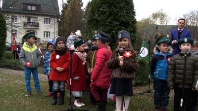 Występy najmłodszych i nieco starszych wychowanków i uczniów szklarskoporębskich placówek uświetniły dzień wprowadziły nas w radosny nastrój (fot. TV DAMI)