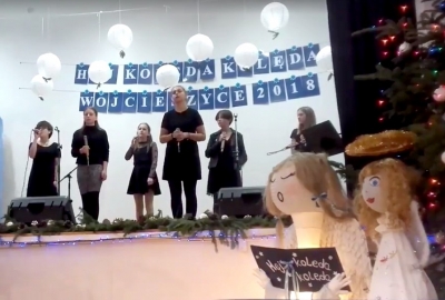 Laureatki konkursu kolęd ze Szklarskiej Poręby na scenie (źródło: MOKSiAL)