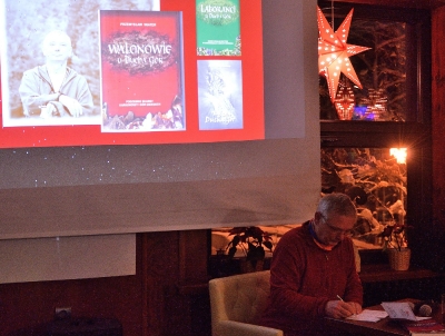 Dr Przemysław Wiater pod szczęśliwą gwiazdą podpisuje książkę swego autorstwa WALONOWIE U DUCHA GÓR. PODZIEMNE SKARBY KARKONOSZY I GÓR IZERSKICH