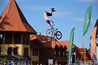 Efektowne skoki do wody zakończyły tegoroczny Bike Week / fot. Adrian Klimas/Robert Kotecki